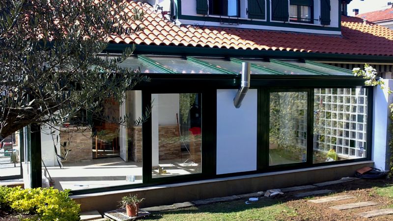 Estructura con una portera de aluminio 80x80 lacado en verde 6005